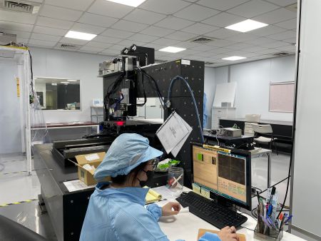 قاعدة إنتاج مضادة للزلازل مشرقة ونظيفة ومحترفة.